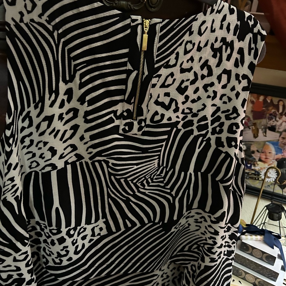 Sleeve top with animal print in black-and-white.
